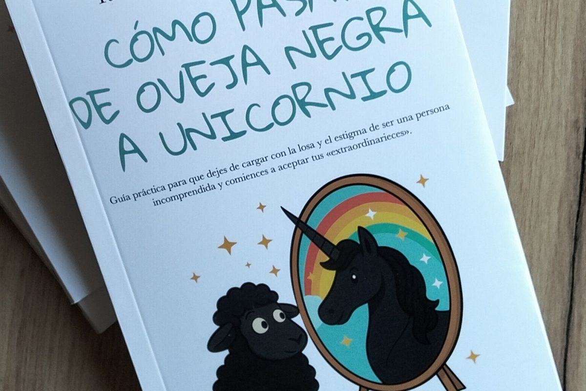 Se muestra la portada del libro Cómo pasar de Oveja Negra a Unicornio