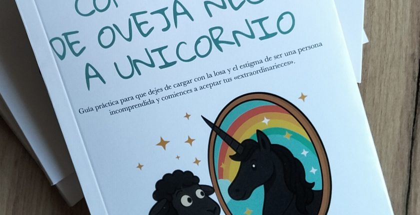 Se muestra la portada del libro Cómo pasar de Oveja Negra a Unicornio